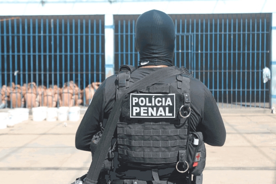 Curso de policiais penais  suspenso aps 50 alunos testarem positivo para a Covid-19 em Cuiab