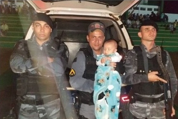 Policias abrigam beb em viatura e imagem viraliza em redes sociais