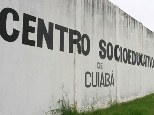 Adolescentes internas espancam colega em socioeducativo feminino de Cuiab e ferem agente na confuso