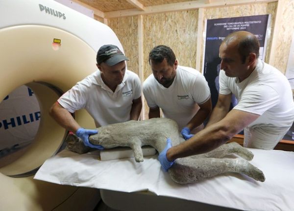 Pesquisadores preparam molde de gesso de garoto de Pompeia para ser submetido a tomografia computadorizada