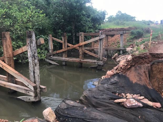 Ponte desaba em decorrncia da chuva e trfego fica interrompido em trecho da MT-100