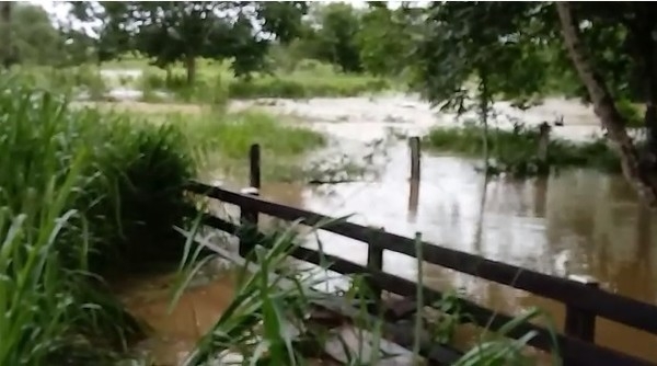 Forte chuva derruba ponte de madeira e municpio fica isolado