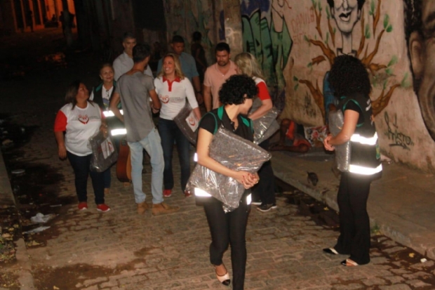 Mrcia Pinheiro distribui cobertores para moradores em situao de rua