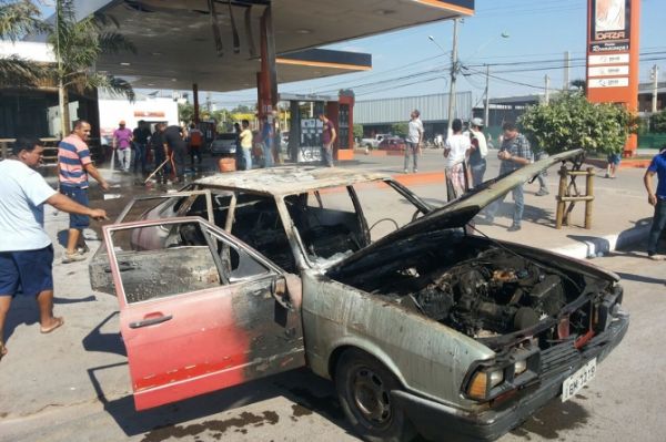 Carro pega fogo em posto de combustveis de Cuiab; veja fotos