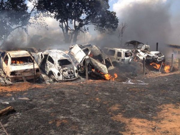 Incndios queimam carreta, cerca de 20 veculos e quase atinge posto da PRF em MT