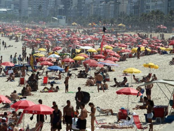 Sol forte deixa a Praia de Ipanema lotada em plena tarde de tera-feira