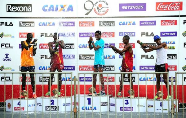 Etope Dawit Admasu celebra a primeira colocao. Brasileiro Giovani ( direita) completa o pdio, com o quinto lugar