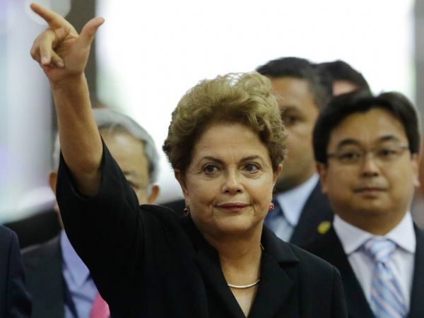 Em viagem a SP, Dilma  vaiada ao visitar estandes de feira