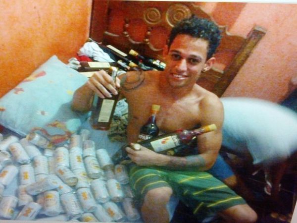 Preso Sebastio da Silva se exibe com bebidas alcolicas