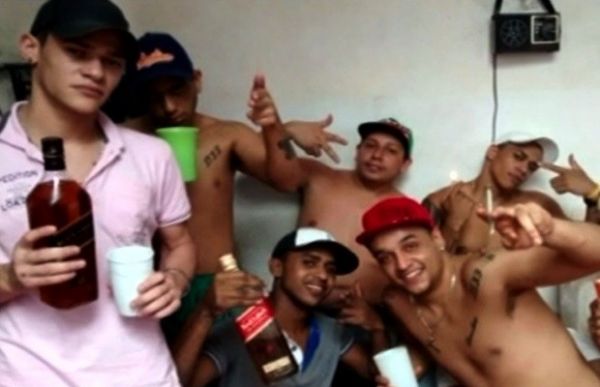 Presos fazem festa com usque dentro de presdio em Rio Verde