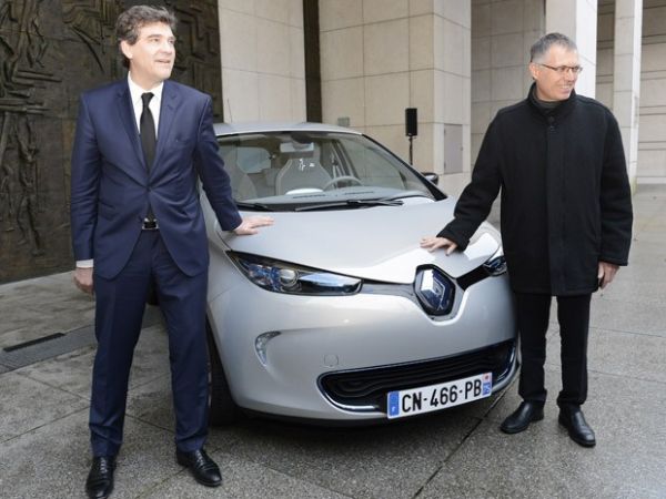 Ministro francs da indstria, Arnaud Montebourg, recebe o modelo Zoe do diretor geral do grupo Renault, Carlos Tavares