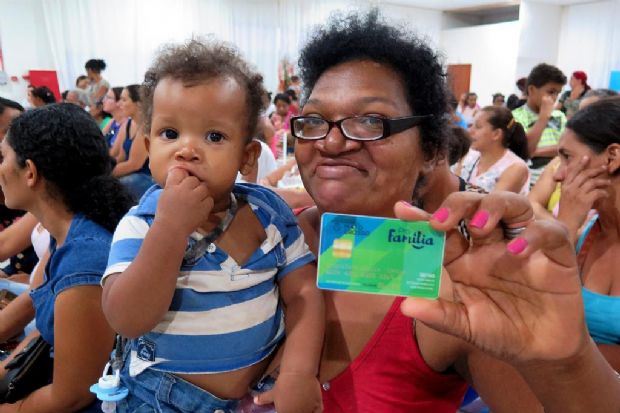 Mais de 1,4 mil famlias so beneficiadas com carto pr-famlia em Rondonpolis e Baixada Cuiabana