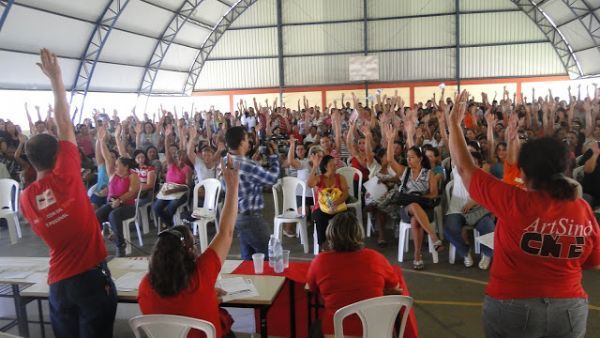 Servidores da educao suspendem greve at junho e aprovam calendrio de protestos