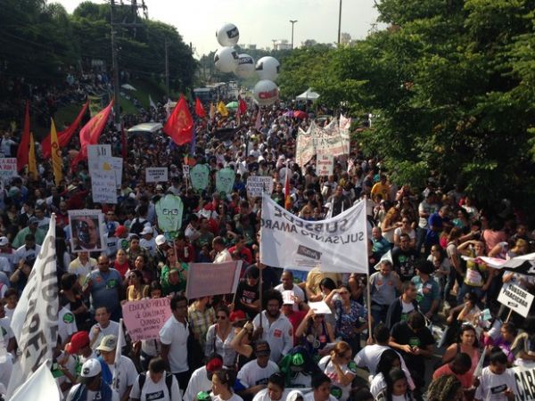 Professores estaduais protestam na tarde desta sexta, na Zona Sul de SP