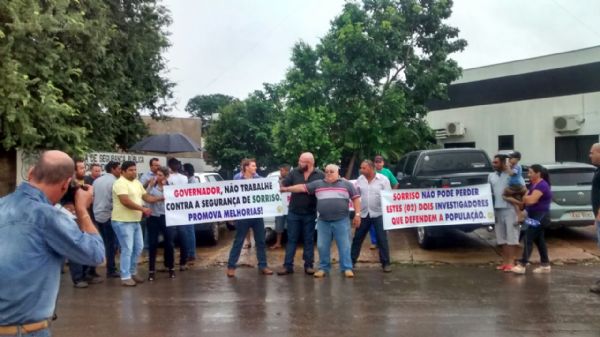 Populao protesta contra transferncia de investigadores da Polcia Civil