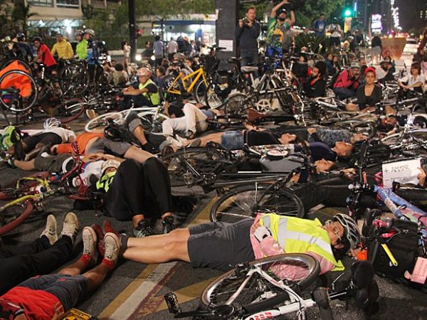 Ciclistas se deitar no cho em ato aps atropelamento que matou jovem na Avenida Paulista nesta segunda-feira (27), em So Paulo (Foto: Marcelo S. Camargo/Frame/Estado Contedo)