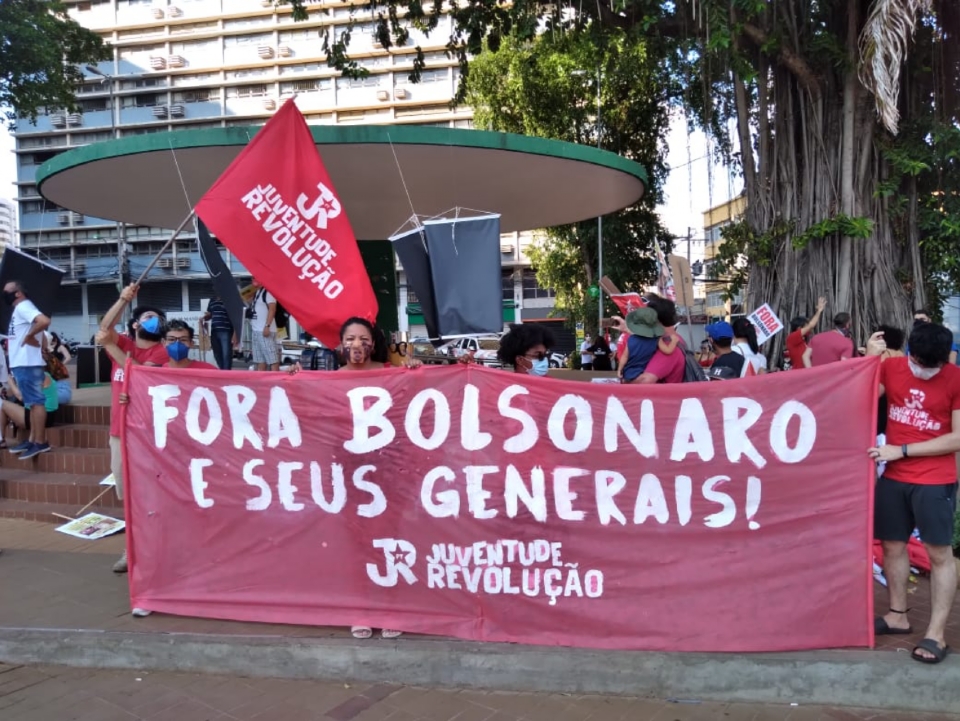 Cuiabanos se mobilizam em protesto contra Bolsonaro em dia de atos por todo o pas; veja vdeos