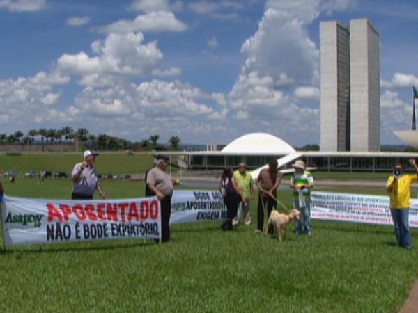 Aposentados protestam contra candidato  presidncia da Cmara
