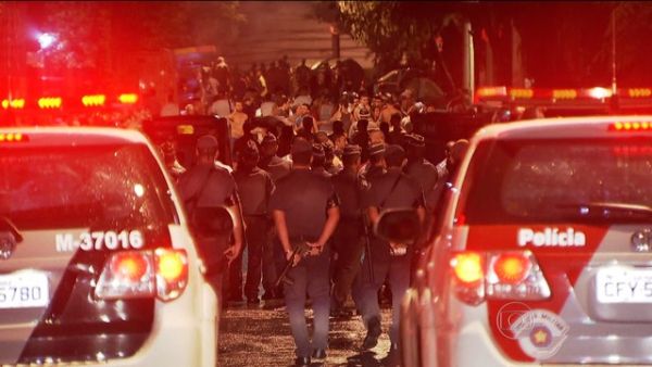 PM usa bombas de gs em confronto com folies na Vila Madalena