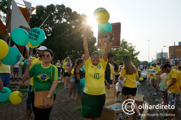 Insatisfeitos com a situao do Brasil, cuiabanos se renem a favor de impeachment de Dilma Rousseff;  fotos 