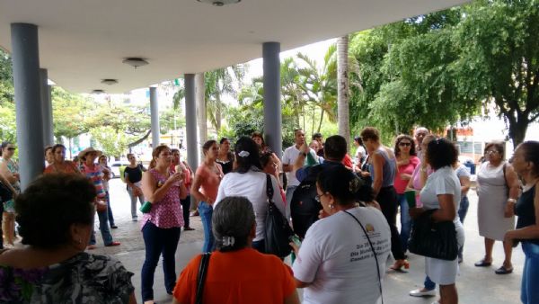Greve dos enfermeiros  considera ilegal e profissionais protestam em frente  Prefeitura