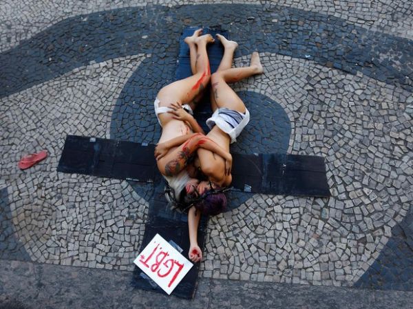 Ativistas seminuas se beijam em protesto contra a homofobia no Rio