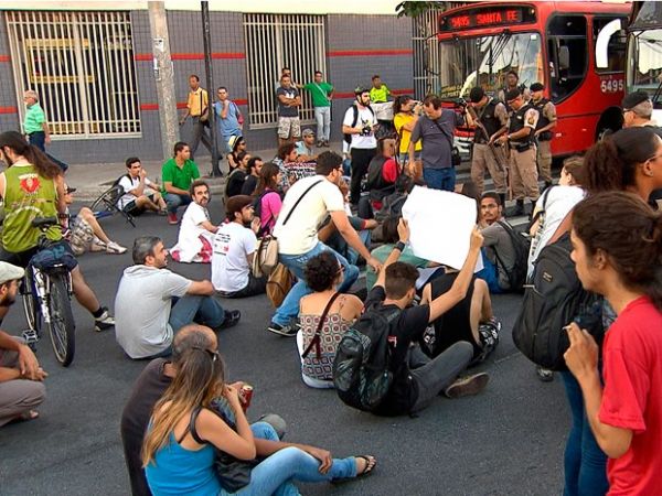 Manifestantes bloqueiam o trnsito na Avenida Antnio Carlos, em Belo Horizonte