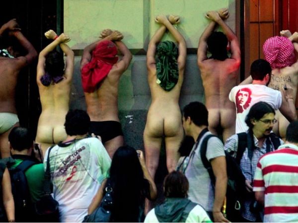 Manifestantes aproveitam Rio + 20 e ficam pelados em protesto no Rio (veja fotos)