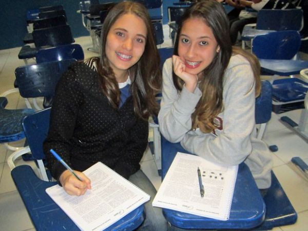 Beatriz Rodrigues (esquerda) e Mylena estudam para fazer o vestibular da Uerj; ambas querem vaga em comunicao social