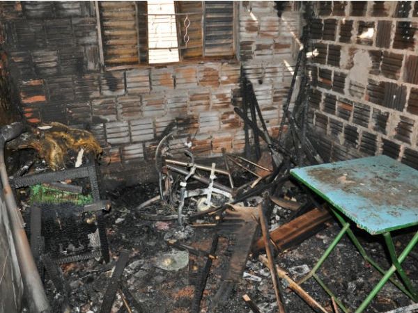 Quarto da casa ficou destrudo depois do incndio em Campo Grande
