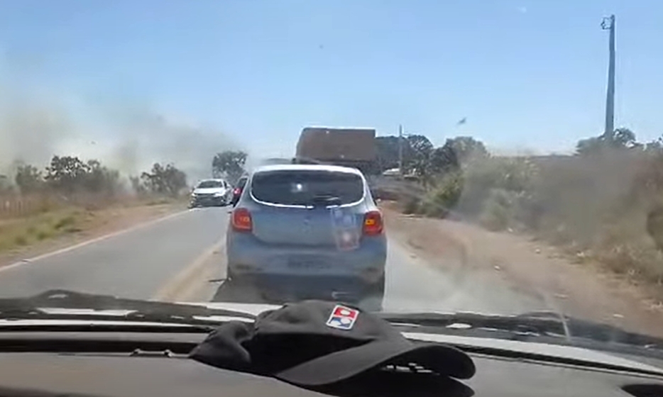 Incndio na Estrada da Guia gera transtorno aos motoristas; bombeiros combatem