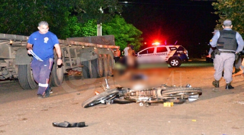 Jovem morre aps bater motocicleta na traseira de caminho durante 'racha' em avenida