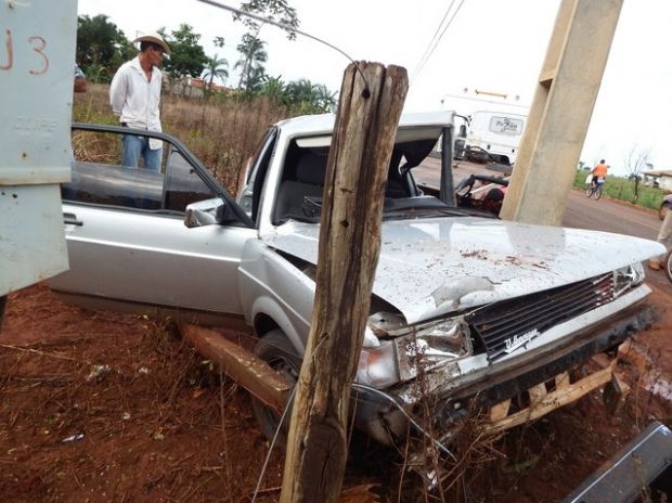 Homem fica gravemente ferido aps colidir Gol em poste prximo a MT-480