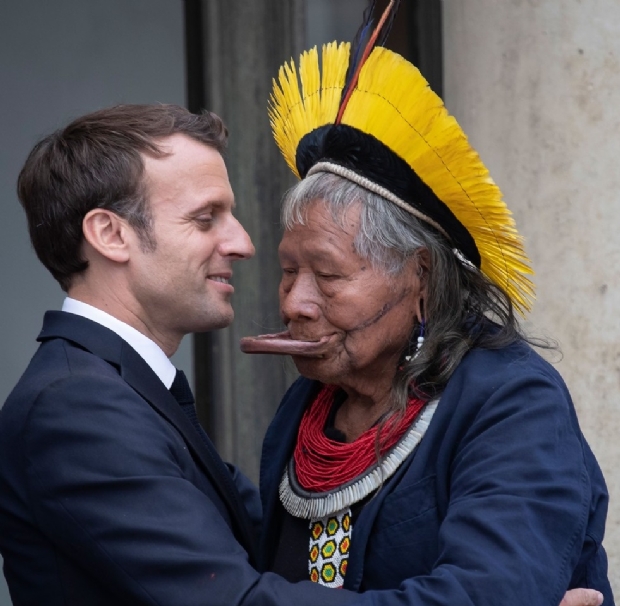 Cacique Raoni ganha apoio de Macron para construir muro de bambu no Xingu avaliado em 1 milho de euros