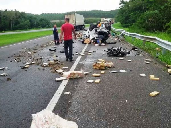 Grave acidente deixa carro destrudo e espalha maconha por rodovia