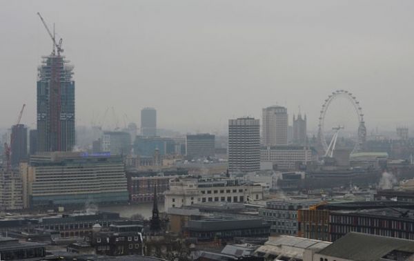 Vista geral de Londres mostra nuvem de poluio nesta quinta-feira (19)