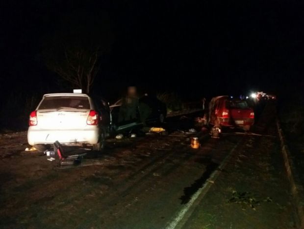Corpos de mulher e criana vtimas de acidente que deixou cinco mortos na Estrada da Guia aguardam identificao