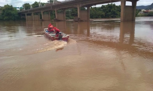 Bombeiros salvam rapaz que se afogou ao tentar atravessar rio para vencer aposta