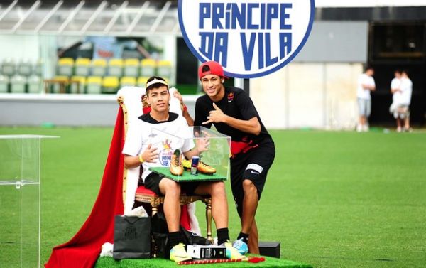 Neymar entrega o prmio para o 'Prncipe da Vila' em evento de aniversrio do Santos