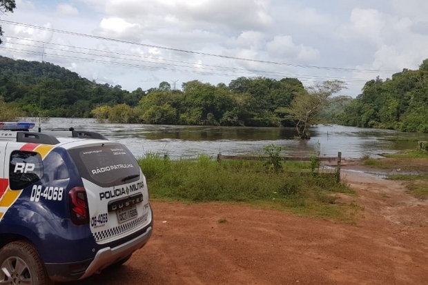 Canoa vira e jovem de 20 anos desaparece; bombeiros fazem buscas