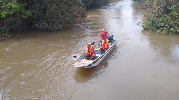 Homem desaparece depois de embarcao virar com trs pescadores em rio