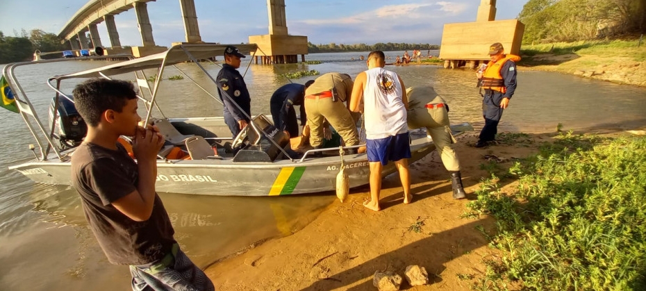 Mulher  resgatada aps despencar de ponte no Rio Paraguai