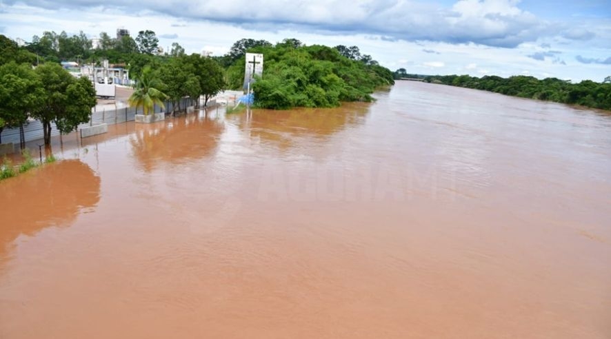Rio Vermelho transborda e famlias so resgatadas pelo Corpo de Bombeiros