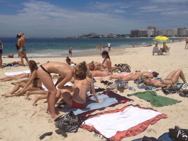Nudistas da Praia do Abric no aconselham topless em Copacabana