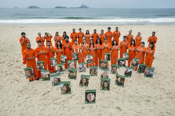 Protestos no mundo lembram 1 ms da deteno de grupo do Greenpeace