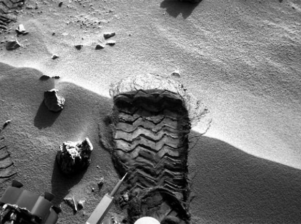 A roda do Curiosity tem cerca de 40 centmetros de  largura.