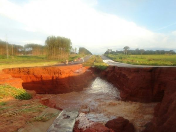 Vdeo mostra momento em que barragem se rompe em Gois