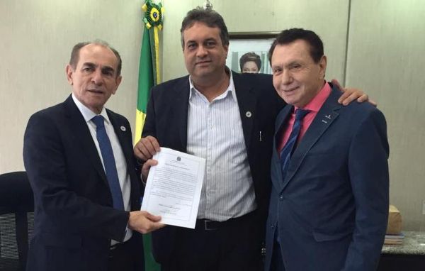 Ministro Marcelo Castro e Carlos Bezerra na posse de Rodrigo Rodrigues como secretrio