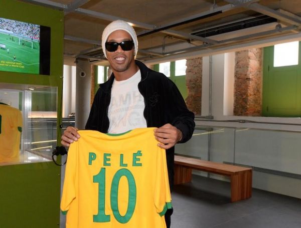 De frias no Brasil, Ronaldinho visita Museu do Pel