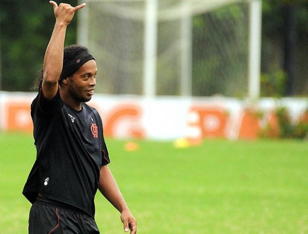 Ronaldinho pode desfalcar o Flamengo para fazer amistosos